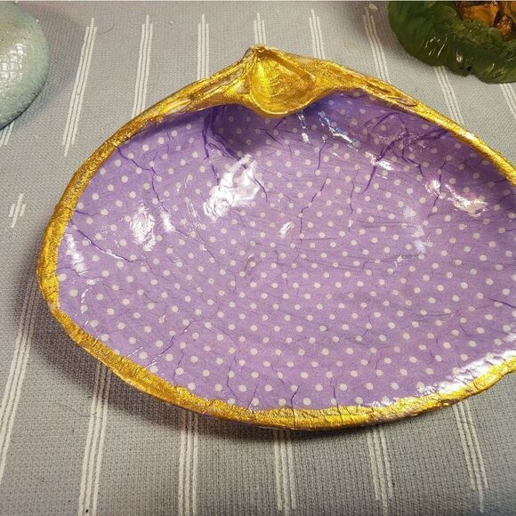 DECOUPAGE CLAM SHELL DECOUPAGE PURPLE POLKA DOTS ON A CLAM SHELL TRINKET DISH - Picture 4 of 10